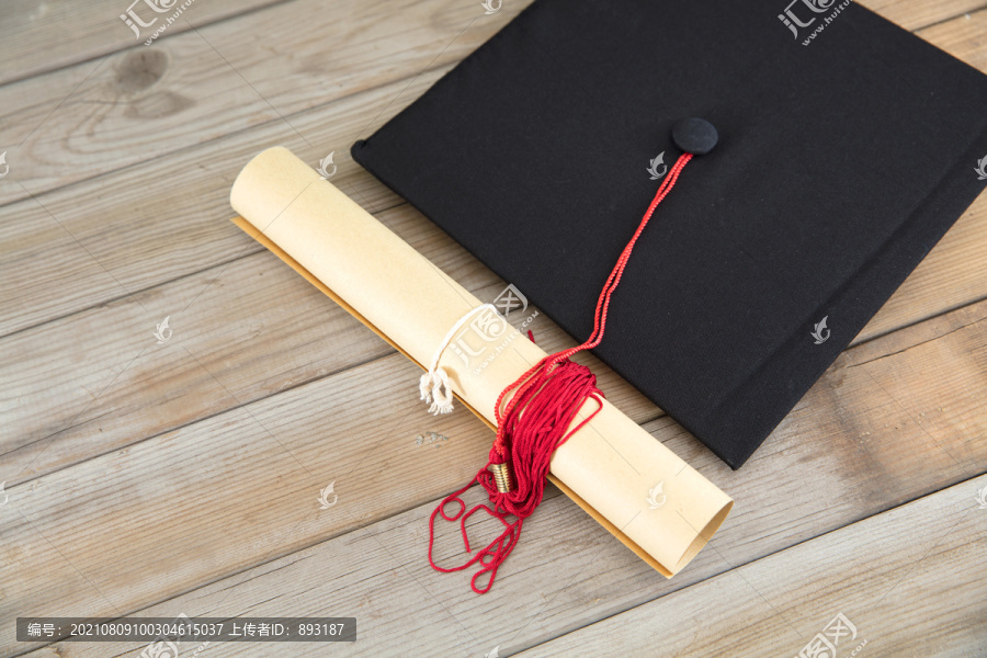 黑板前的博士帽和卷着的毕业证书