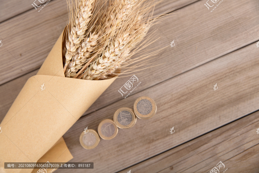 黄色的麦子和一排递增的欧元硬币