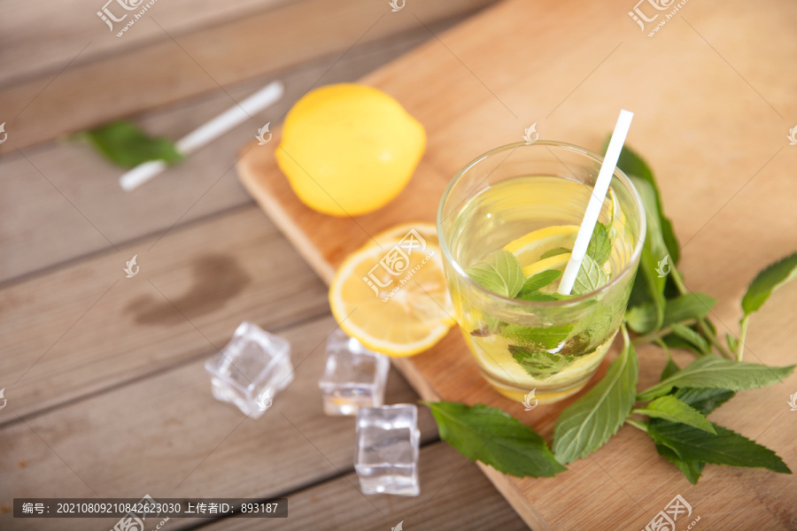 黄瓜柠檬茶和新鲜柠檬果