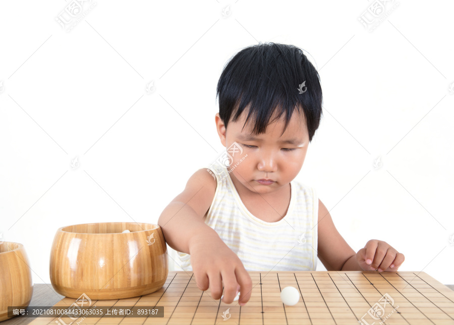中国小女孩正在学习下围棋