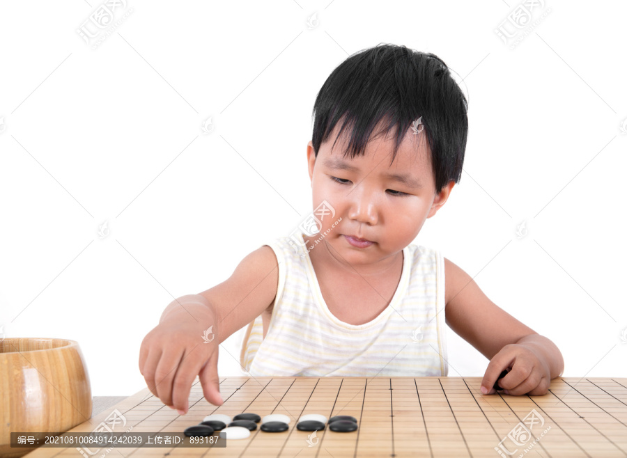 中国小女孩在认真的学习下围棋