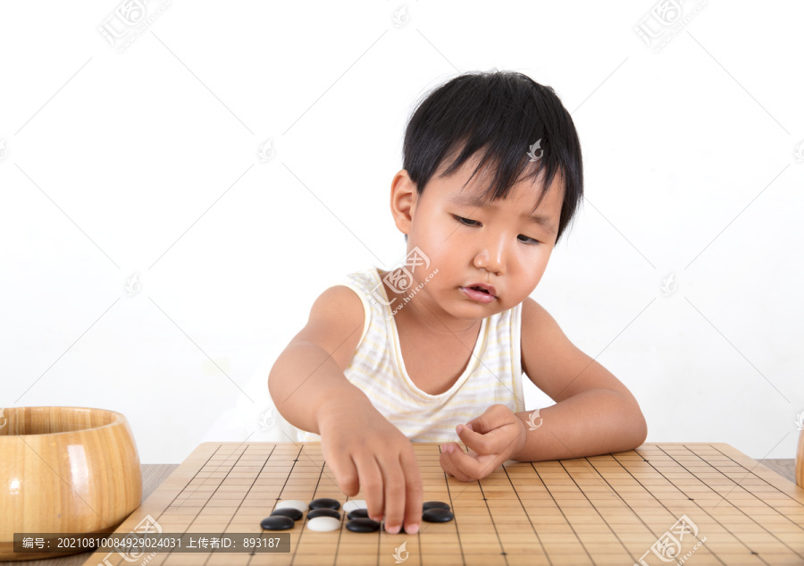 中国小女孩在认真的学习下围棋