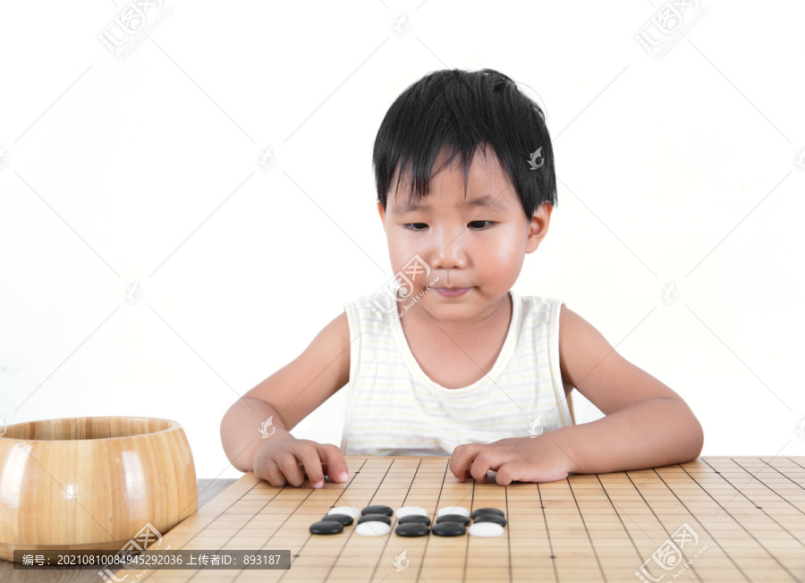 中国小女孩在认真的学习下围棋