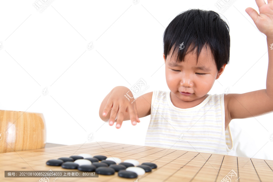 中国小女孩正在学习下围棋