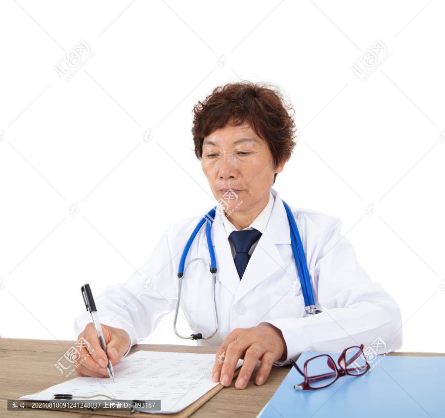 中国女医生正坐在桌子前工作