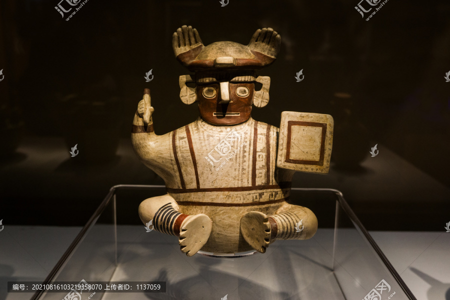 雷瓜伊文化战士形陶瓶