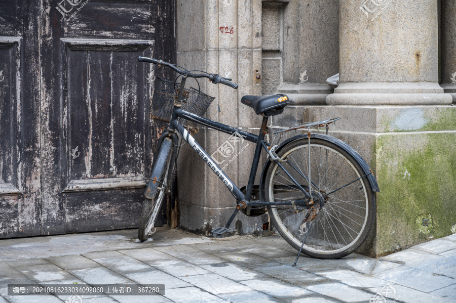 老上海街头的旧自行车