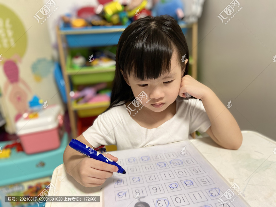 在学习思考的小孩