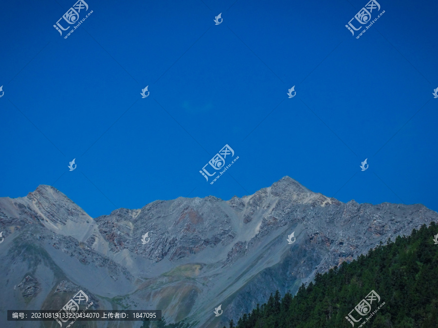 岷山主峰雪宝顶