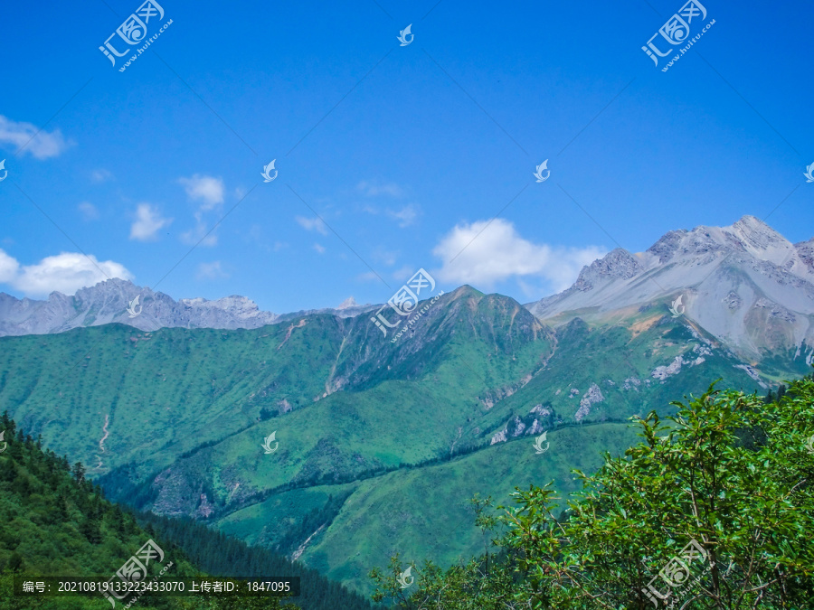 岷山主峰雪宝顶