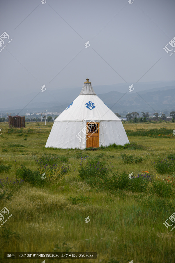 阴山下敕勒川草原上独立的蒙古包