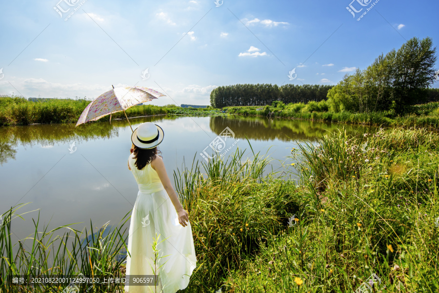 湖边美女