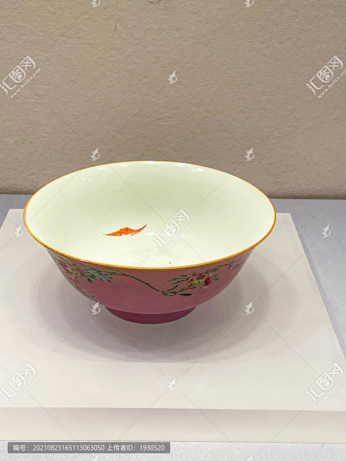 胭脂红地粉彩折枝石榴花卉纹瓷碗