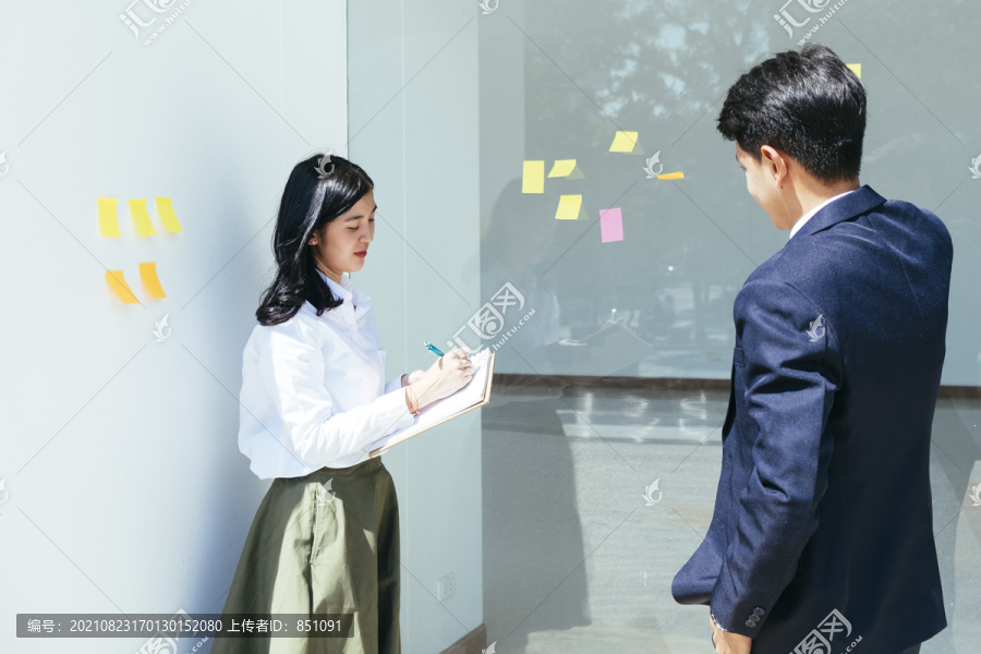 男人和女人在谈论重要项目的计划。