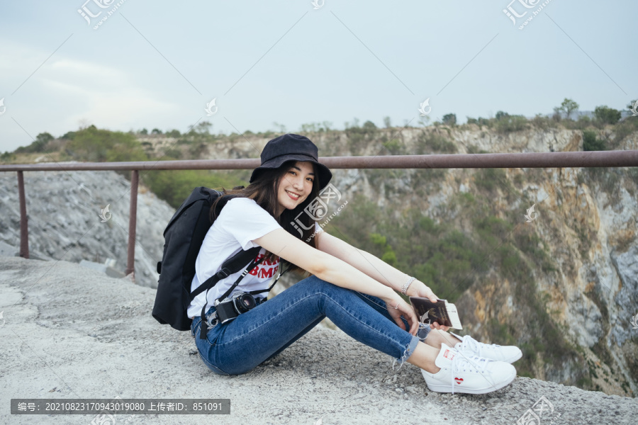 年轻的亚洲泰式长黑发旅行家女子坐在春武里休息。科罗拉多大峡谷