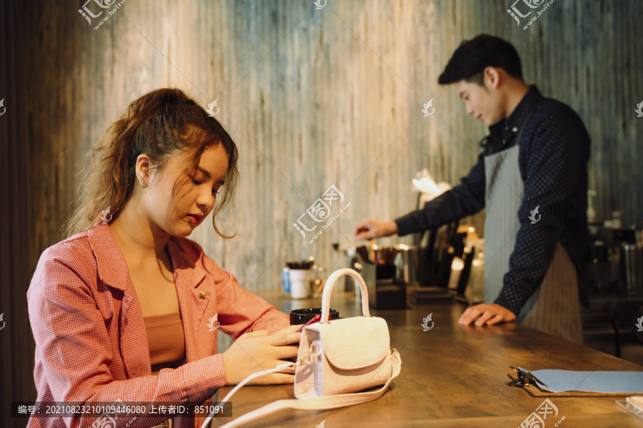女商人在咖啡馆休息，等待酒保送来的咖啡。