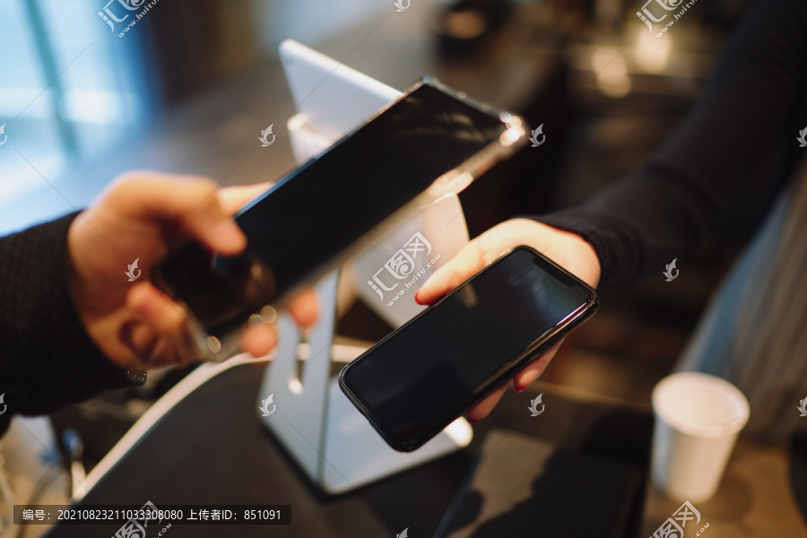 客户通过智能手机上的二维码扫描仪支付食品费用。
