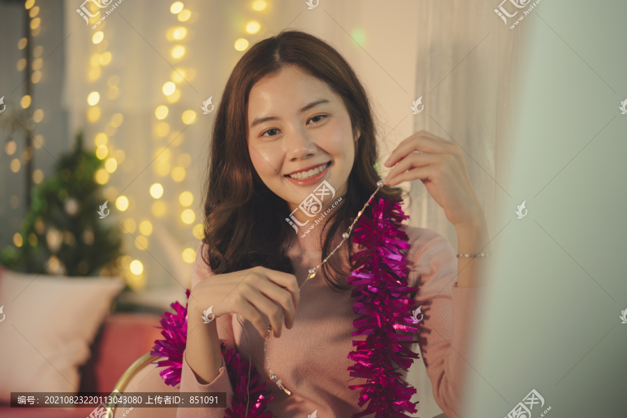 美丽年轻的亚洲女性黑头发通过在线视频电话与朋友庆祝圣诞派对。
