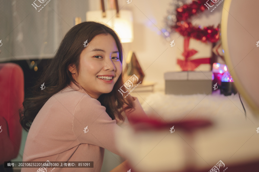 美丽的亚洲年轻女子在家里的圣诞派对上留着黑色的头发。