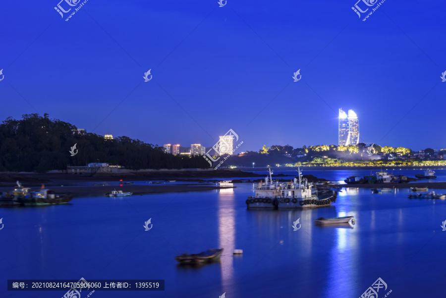 厦门海边蓝调夜景