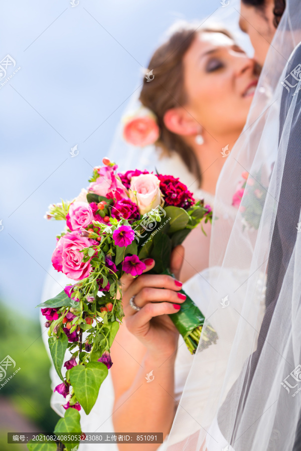 新婚夫妇在婚礼上面纱下接吻