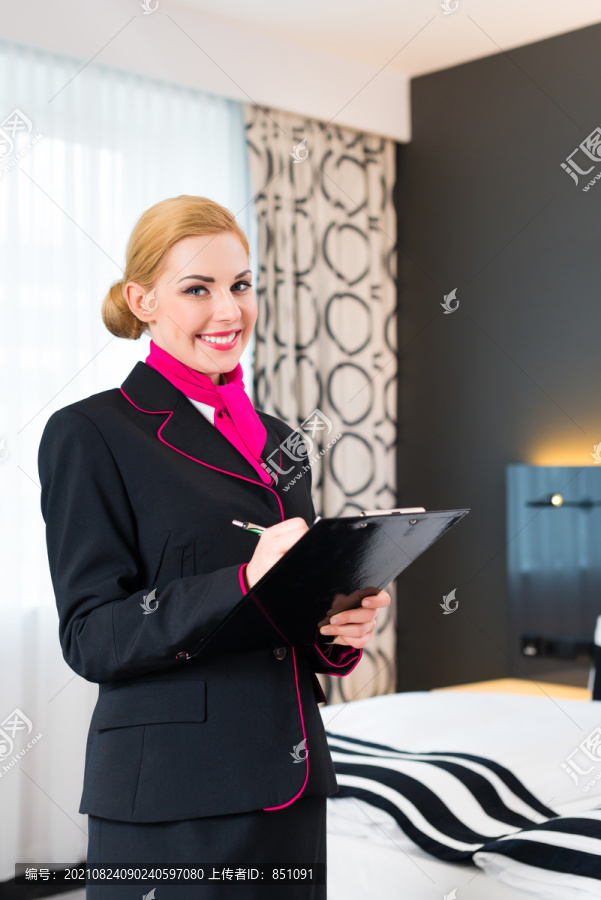 客房部经理或助理控制酒店房间或套装，并附上整洁检查表
