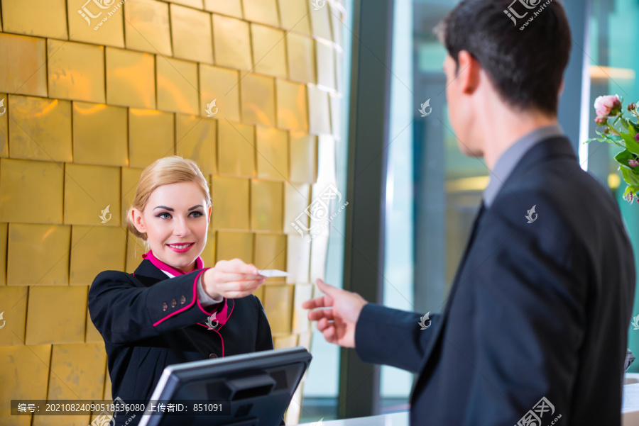 在接待处或前台办理入住手续的酒店员工获得钥匙卡