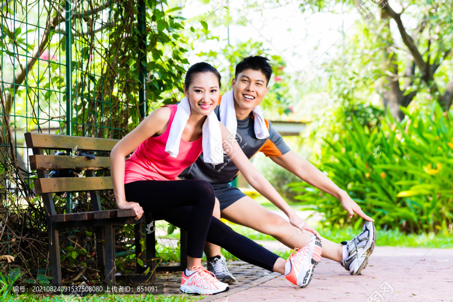 亚洲华人男女在公园长椅上伸展肌肉