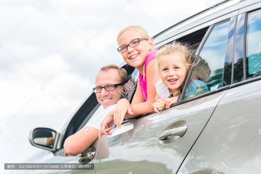 家用汽车-父亲开车带女儿开车