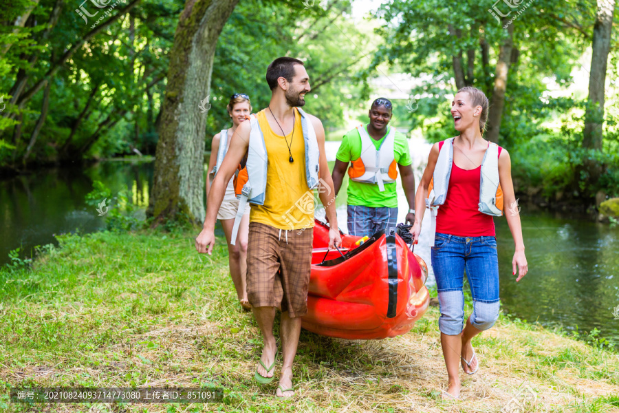 朋友们带着皮艇或独木舟去森林河