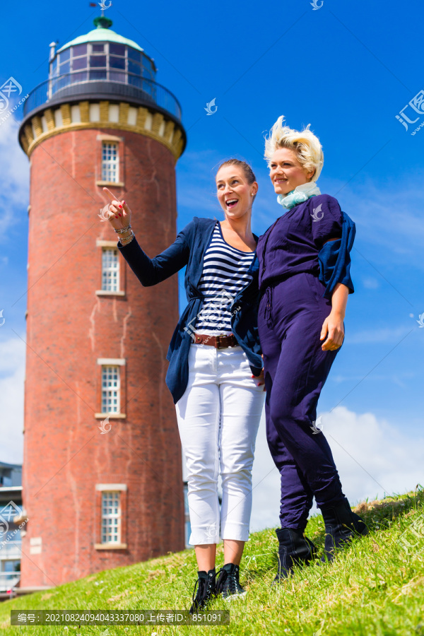 在德国北海海岸灯塔度假的女人