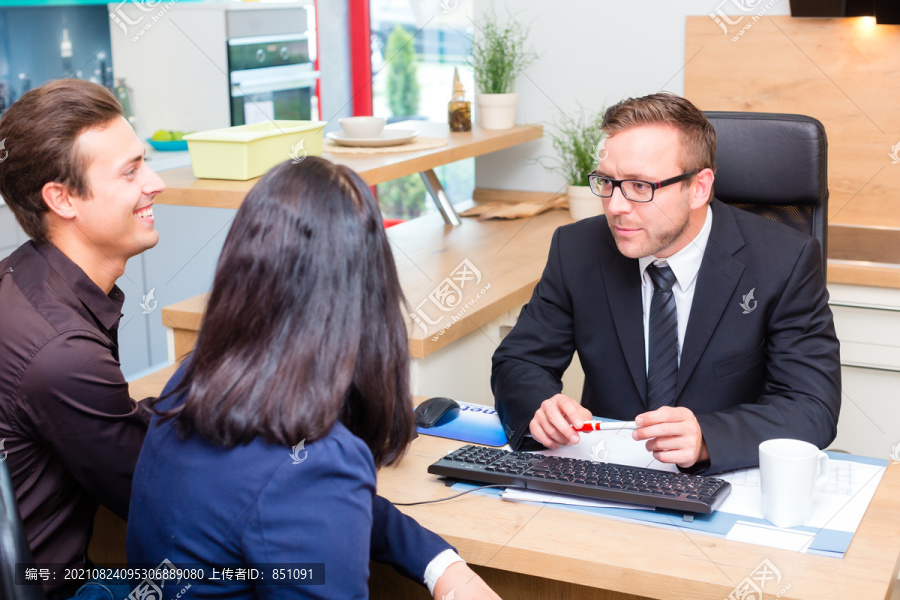 与家具店销售员一起规划厨房的夫妇