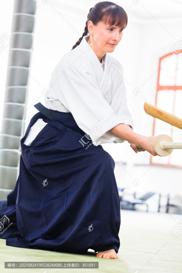 武术学校合气道训练中的女子用木剑搏斗