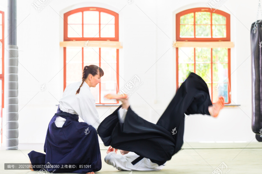 武术学校合气道训练中的男女格斗
