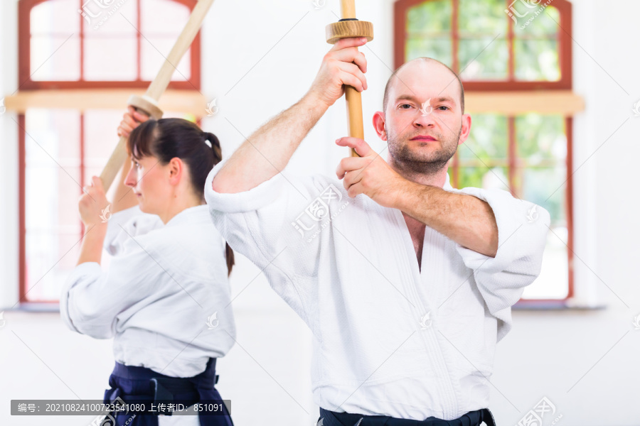 武术学校合气道训练中的木剑格斗