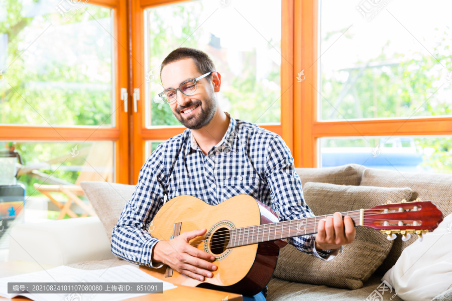 在家弹吉他的男人