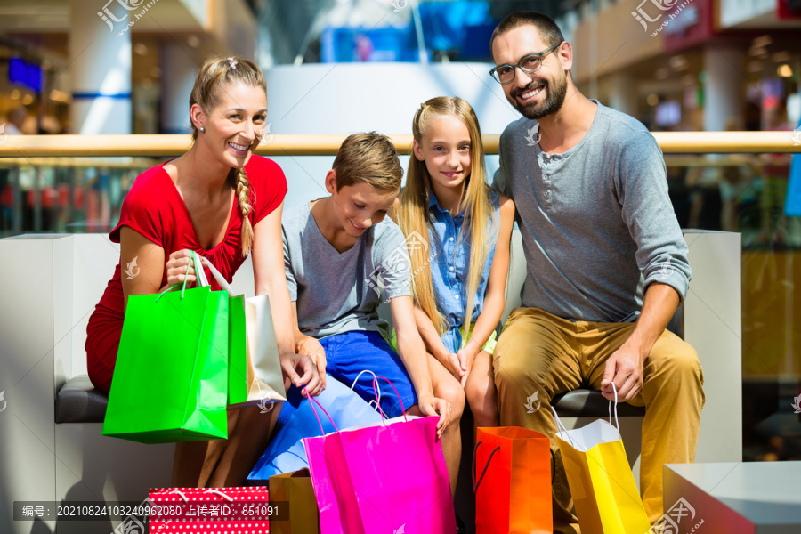 带着孩子在购物中心购物的家人休息一下