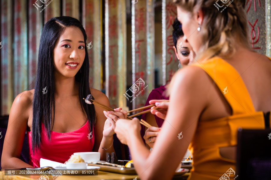 在亚洲餐厅吃寿司的年轻人