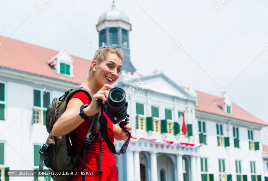 印尼雅加达，一名女游客在拍摄旧殖民区的照片