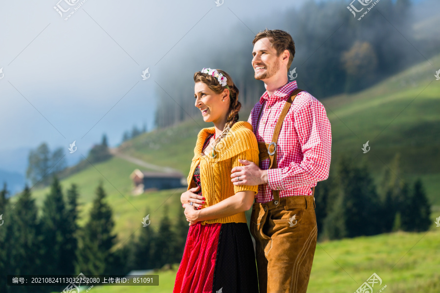 在阿尔卑斯山山顶度假的特雷希特夫妇