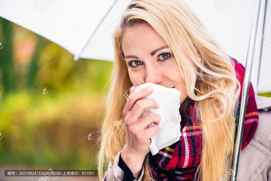 因秋天天气不好而患感冒或流感的妇女