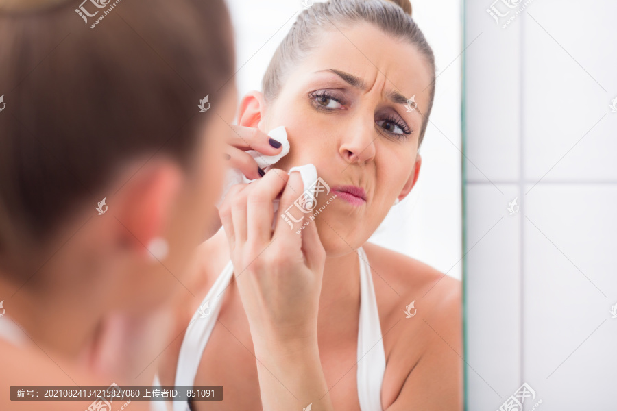 在浴室镜子前长粉刺的女人