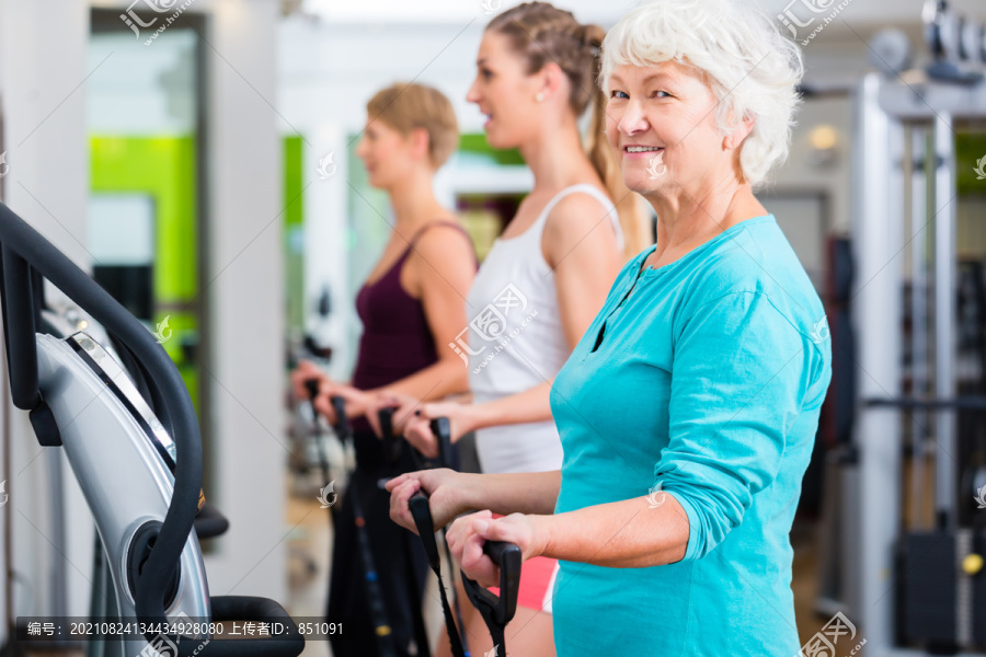 老年人和年轻人在健身房的振动板上做健身运动