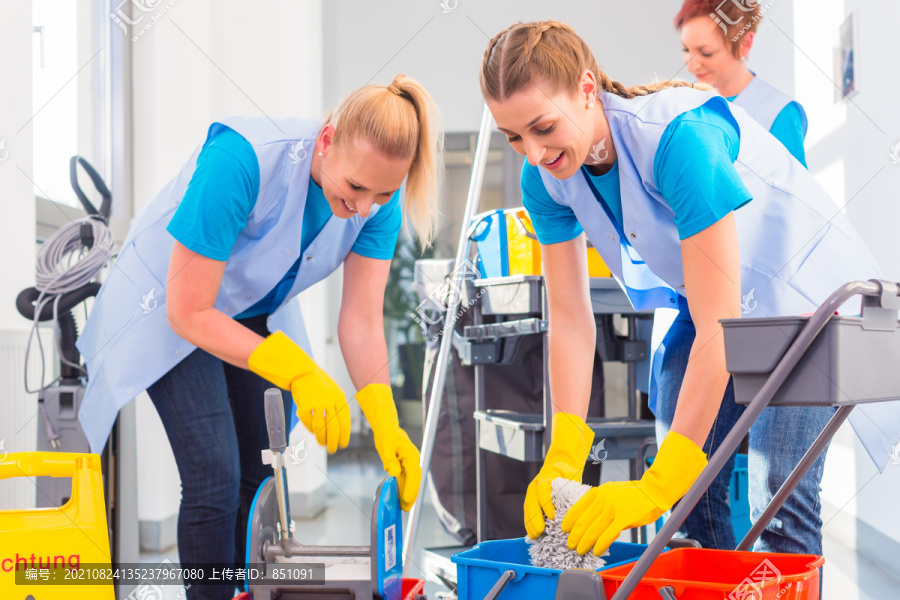 商业清洁工一起做这项工作，三名妇女用手推车工作