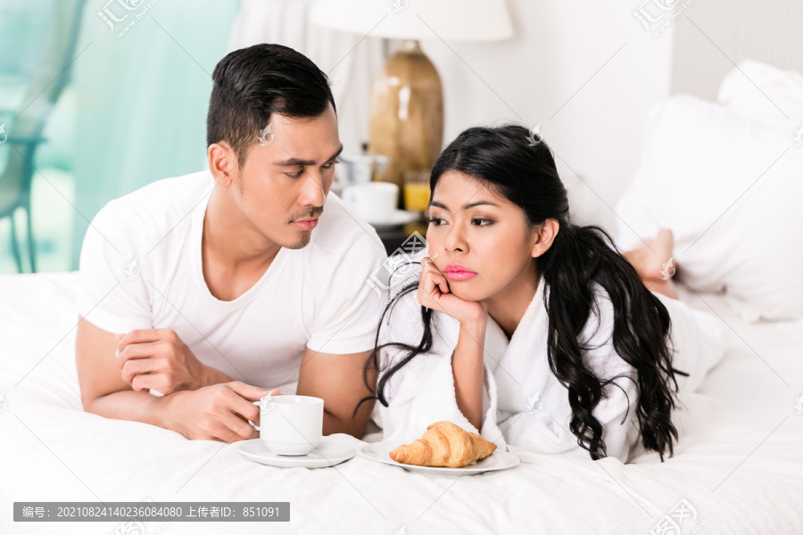 婚姻问题-亚洲男人感觉被妻子拒绝，他们躺在床上