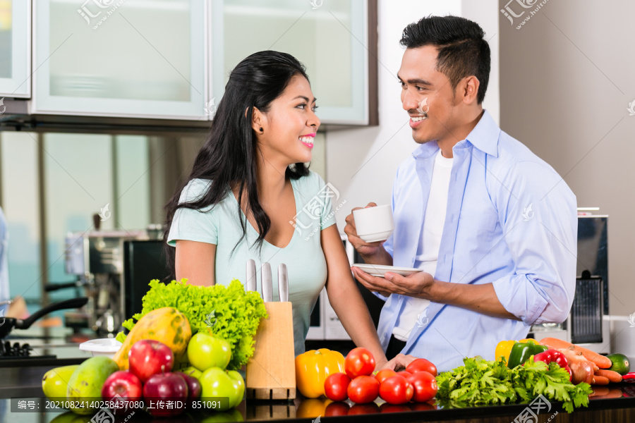 亚洲夫妇，男人和女人，一起在厨房做饭和煮咖啡