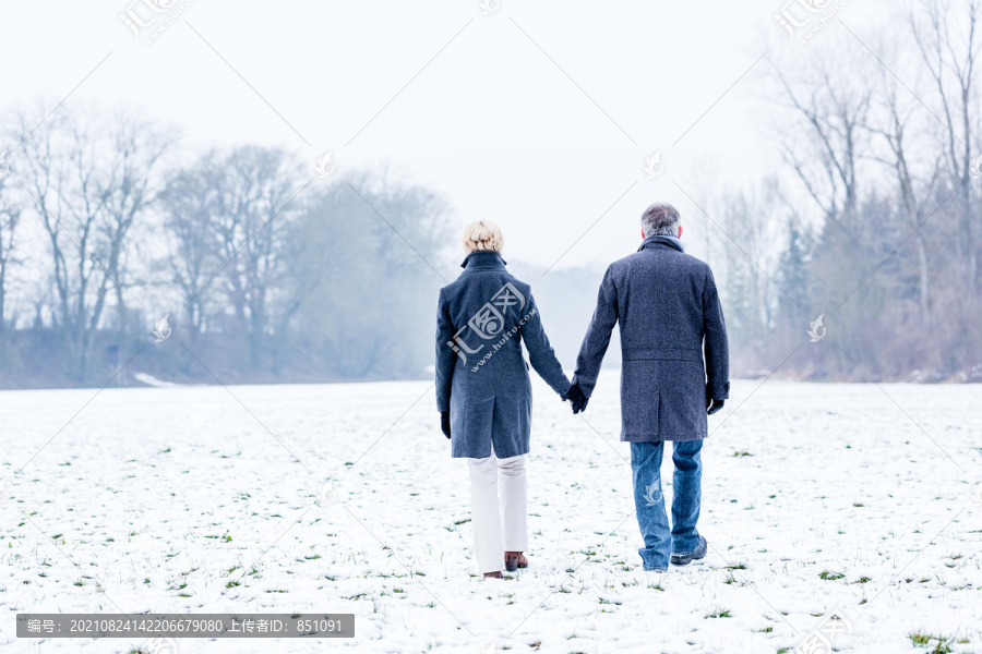 老年夫妇冬季散步