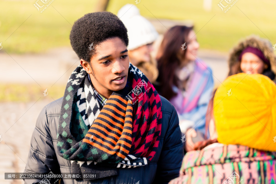 一位非洲裔美国年轻人在冬天的户外与一位女性朋友交谈