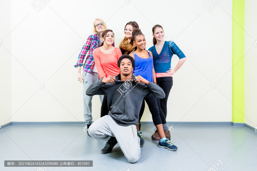舞蹈课上的年轻男女摆姿势