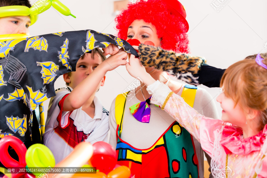 小丑在孩子们的生日聚会上款待孩子们